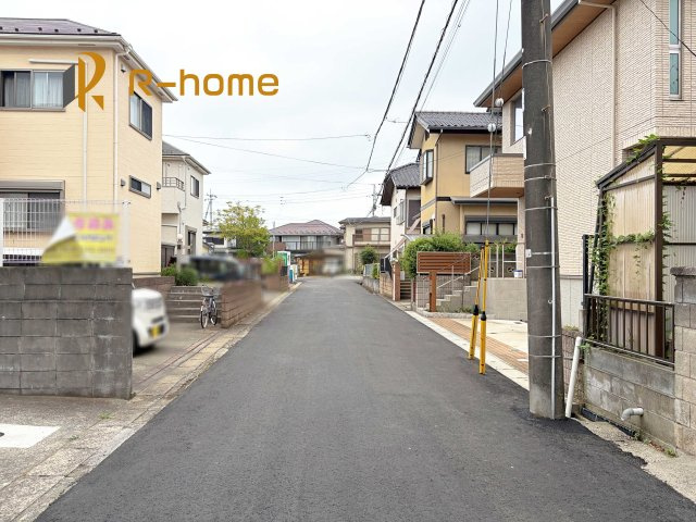 牛久市田宮町30期　新築戸建て　1号棟の前面道路含む現地写真|『今から見たい！』大歓迎です♪
お気軽にＲ－ｈomeまでお問い合わせください。