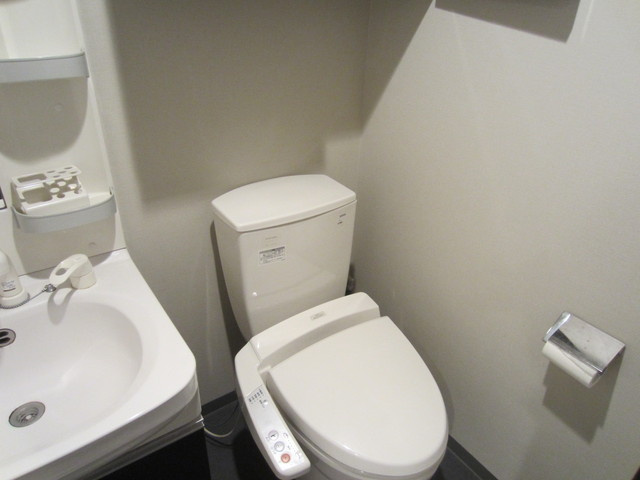 グラントゥルース田端のトイレ|洗面所の脇にある温水洗浄便座付きのトイレです★