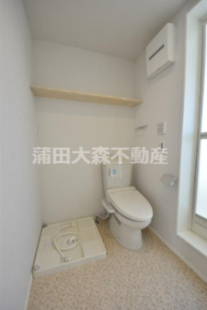 グランエッグス下丸子のトイレ|洗濯機置き場　温水洗浄便座付きのトイレ　脱衣所