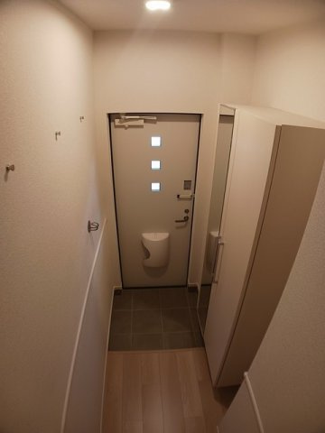 【玄関】 | コンフォール園部 | 明るい玄関です