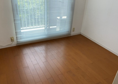 【洋室】 | 厚木岡田団地１３号棟 | 洋室のメリットは重い家具が置きやすく、身の回りが整理しやすいことです。 床がフローリングのため畳とは異なり凹みにくいです。 クローゼットなど収納が豊富で、普段使わない旅行カバンや服の整頓も簡単にです。