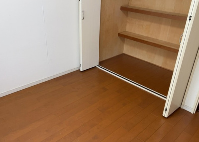 【寝室】 | 厚木岡田団地１３号棟 | 寝室でゆっくりと過ごすためにはベッド周りの適度な空間を担保することや窓の位置、照明の明るさ、寝室の広さなどを考える必要があります。自身や家族の構成とライフスタイルに併せて寝室にする部屋を選びましょう！