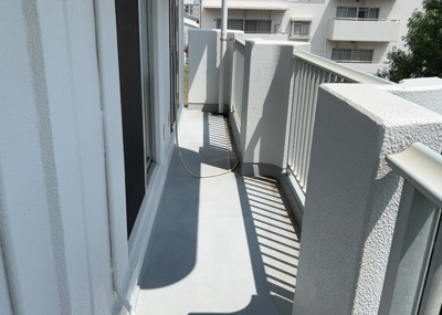 【バルコニー】 | 厚木岡田団地１３号棟 | バルコニーは、室外の専用スペースのうち、「屋根がなく開放された空間」であるものを指します。ベランダより広いタイプのものが多く、日当たりもよいため家庭菜園などを楽しみたい人にとって適した環境となります。