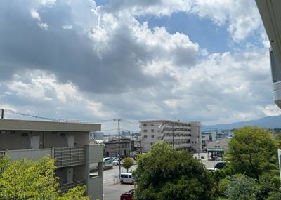 【展望】 | 厚木岡田団地１３号棟 | 眺望の良さを楽しめるダイニングキッチンで家族団らんの時間を過ごしてはいかがでしょうか。バルコニーから見える景色を家族で眺める時間は、時間が経つのを忘れてしまいそうですね。是非、現地を見に行きましょう！