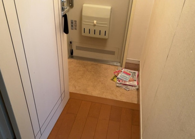 【玄関】 | 厚木岡田団地１３号棟 | 玄関は家の顔でもあり、家族以外の目にも止まる場所です。玄関は外との間を仕切る扉、靴などをしまっておく収納スペース、靴脱ぎのたたきスペース、来客とのやり取りをするドアホンなど複数のアイテムからなります。