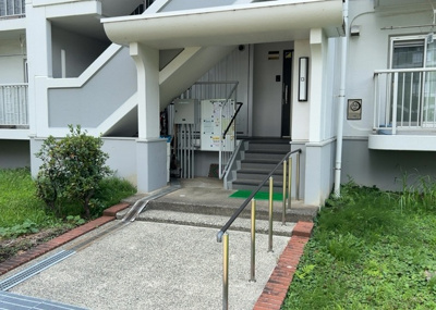【エントランス】 | 厚木岡田団地１３号棟 | マンションのエントランスには、もともと風よけや防犯の役割がありますが、マンションによって宅配ボックスなどの設備が備わっている所もあります。日々の生活をイメージしながら生活しやすさをチェックしましょう。
