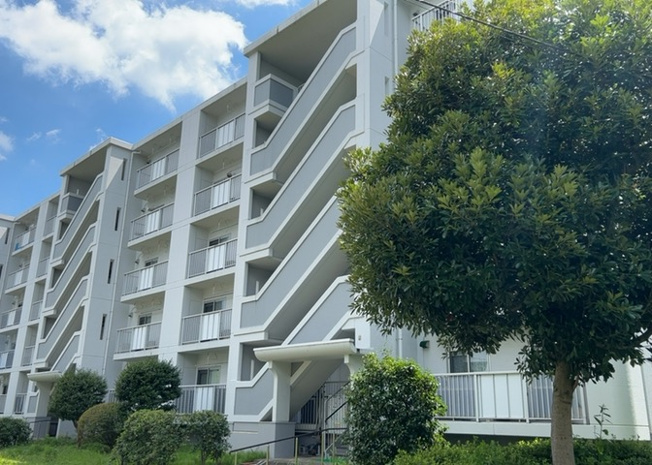 【現況写真】 | 厚木岡田団地１３号棟 | 外観はマンション管理がされているかの目安になります。築年数が古いと、壁面は劣化してひび割れが生じることも！建物が古びていても細かいところが修繕されていると、きちんと管理されているなぁと感じるでしょう。