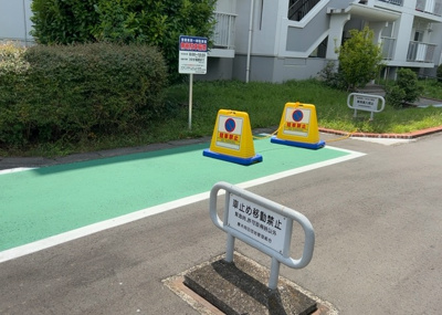 【駐車場】 | 厚木岡田団地１３号棟 | 車一台あたりに必要なスペースは、標準サイズの普通自動車で横幅2m50cm、長さ5mは必要になります。ただし、乗降のことも考慮して横幅3m30cm、長さ5m50cmほどは確保できるところを選びましょう。