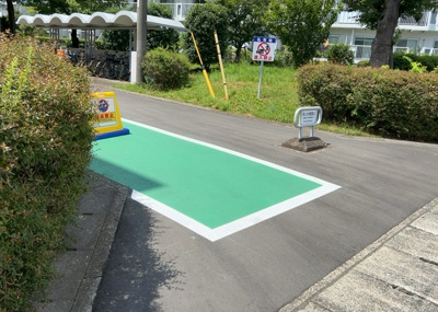 【駐車場】 | 厚木岡田団地１３号棟 | 駐車場と明記されていても、最小スペースでつくられた駐車場だと大型車は駐車できなかったり、出入りしにくくなったりする可能性があります。お車のサイズと購入したい物件の駐車場のサイズを現地で確認しましょう。