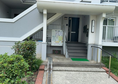 【受付】 | 厚木岡田団地１３号棟 | 受付はマンションコンシェルジュがいる場合もあれば、管理人が滞在する小部屋を総称して呼ぶことがあります。主にエントランスに設置されていることから、防犯面でも期待ができます。防犯設備がない場合はより安心！