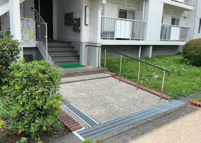 【ロビー】 | 厚木岡田団地１３号棟 | ラウンジは、マンションの共用スペースに椅子やテーブルなどを配置した利用者が寛げる空間です。屋内型ラウンジと屋外型ラウンジがあります。共用部分の管理状況と合わせて、詳細については現地でご確認ください。