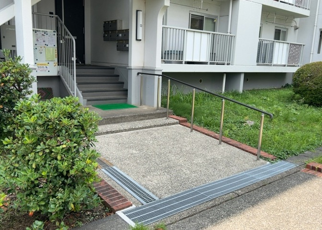 【ロビー】 | 厚木岡田団地１３号棟 | ラウンジは、マンションの共用スペースに椅子やテーブルなどを配置した利用者が寛げる空間です。屋内型ラウンジと屋外型ラウンジがあります。共用部分の管理状況と合わせて、詳細については現地でご確認ください。