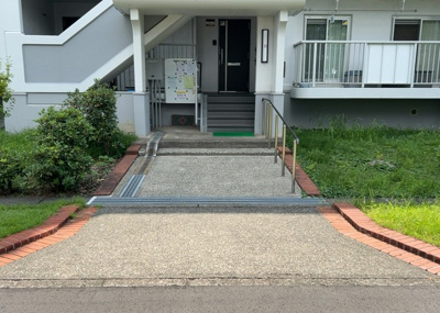 【ロビー】 | 厚木岡田団地１３号棟 | ロビーというと、エントランスと何がちがうの？と思いますよね。実はロビーとエントランスには明確な決まりはありません。物件によっては、エントランスを入って広がるある程度の広さのある空間がロビーとなります。