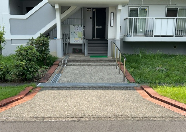 【ロビー】 | 厚木岡田団地１３号棟 | ロビーというと、エントランスと何がちがうの？と思いますよね。実はロビーとエントランスには明確な決まりはありません。物件によっては、エントランスを入って広がるある程度の広さのある空間がロビーとなります。