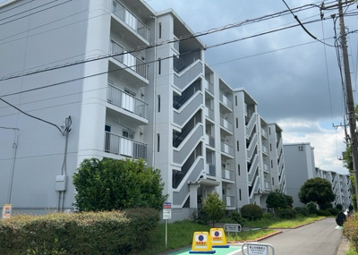 【構造・工法・仕様】 | 厚木岡田団地１３号棟 | ＲＣ造、Reinforced Concreteは直訳すると補強されたコンクリートです。主に柱や梁・床・壁が鉄筋とコンクリートで構成おり、鉄筋を組んだ型枠にコンクリートを流し込んで固めたものを指します。