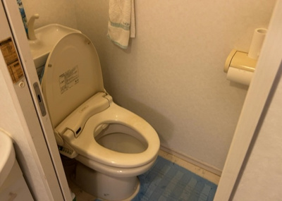 【トイレ】 | 厚木岡田団地１３号棟 | トイレは大きさや形、機能、抗菌性などが異なる多種多彩なタイプが各メーカーから出ています。それぞれに良さがあるため、事前にどういったタイプのトイレがいいのかをご家庭内で決めて、内見に行くといいでしょう。