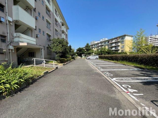 鶴山台36号棟の駐車場