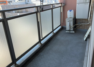 【バルコニー】 | グリーンコート相模大野 | バルコニーは、室外の専用スペースのうち、「屋根がなく開放された空間」であるものを指します。ベランダより広いタイプのものが多く、日当たりもよいため家庭菜園などを楽しみたい人にとって適した環境となります。