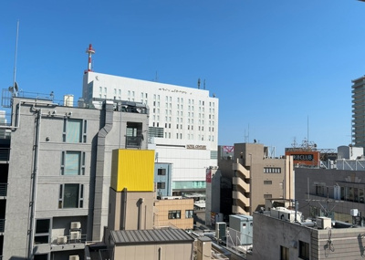 【展望】 | グリーンコート相模大野 | 眺望の良さを楽しめるダイニングキッチンで家族団らんの時間を過ごしてはいかがでしょうか。バルコニーから見える景色を家族で眺める時間は、時間が経つのを忘れてしまいそうですね。是非、現地を見に行きましょう！
