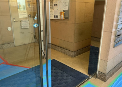 【エントランス】 | グリーンコート相模大野 | マンションのエントランスには、もともと風よけや防犯の役割がありますが、マンションによって宅配ボックスなどの設備が備わっている所もあります。日々の生活をイメージしながら生活しやすさをチェックしましょう。