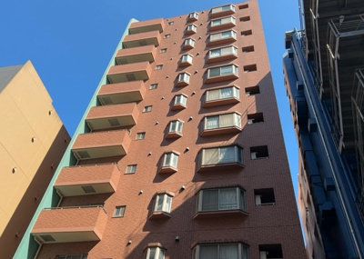 【現況写真】 | グリーンコート相模大野 | 外観はマンション管理がされているかの目安になります。築年数が古いと、壁面は劣化してひび割れが生じることも！建物が古びていても細かいところが修繕されていると、きちんと管理されているなぁと感じるでしょう。