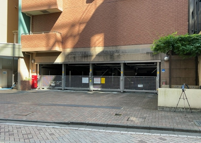 【駐車場】 | グリーンコート相模大野 | 駐車場と明記されていても、最小スペースでつくられた駐車場だと大型車は駐車できなかったり、出入りしにくくなったりする可能性があります。お車のサイズと購入したい物件の駐車場のサイズを現地で確認しましょう。