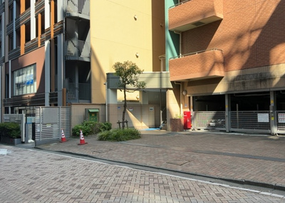 【中庭】 | グリーンコート相模大野 | 中庭（パティオ）とは、一つの建築物の内部に設けられた、壁などで囲われている庭のことを指します。コの字型、ロの字型が主流ですが、L字型の中庭もあります。最近では、インテリア性の高さからも人気があります。