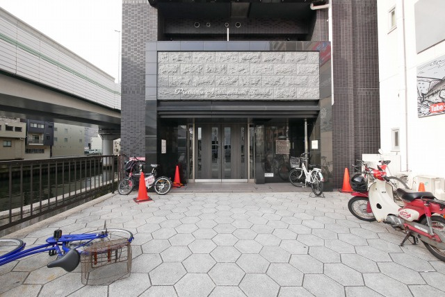 プレサンス松屋町駅前のエントランス
