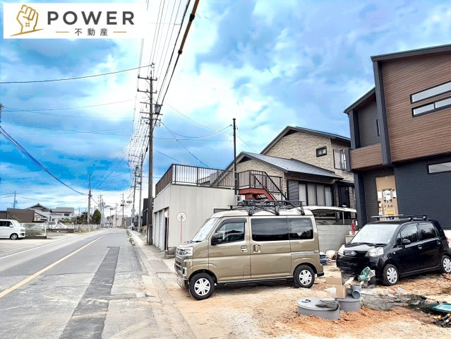 ブルーミングガーデン　豊田市宝町十三塚　全２棟の前面道路含む現地写真|十分な幅が確保されており、車の出し入れもスムーズ。お子様の送り迎えなど、日常の動作も快適に行えます。