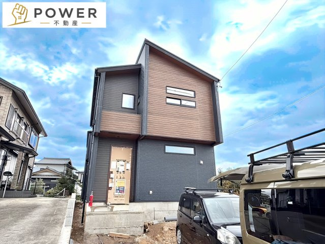 ブルーミングガーデン　豊田市宝町十三塚　全２棟の外観|落ち着いた色合いと上品な質感の外観は、家族の成長とともに永く愛せるデザインを実現しています。