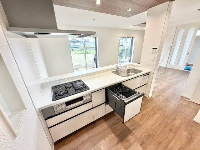 ブルーミングガーデン　豊田市宝町十三塚　全２棟のキッチン|家族が一緒に使いやすい洗面スペース。収納も充実し、朝の忙しい時間の短縮にも役立ちます。
