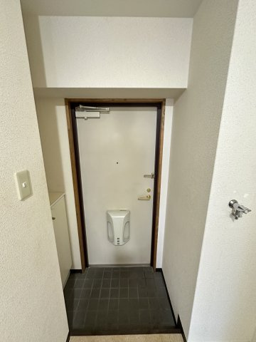 ドミール桜川の玄関