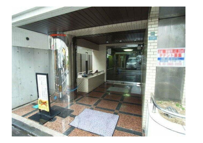 センチュリー学芸大のエントランス