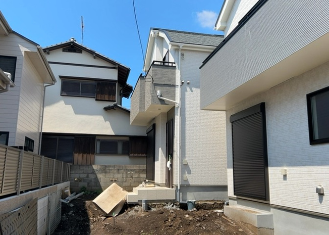 【外観】 | 2026年8月完成予定の木造2階建て新築一戸建てです。土地面積102.88㎡、建物面積81.97㎡の整形地。耐震構造や設計住宅性能評価付きで安心の住まいです。周辺は緑豊かな整った住環境が広がります。