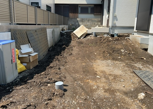 【駐車場】 | 敷地内にはカースペースが確保されており、駐車2台可能です。お車を2台お持ちのご家庭や来客時にも大変重宝します。前面道路の幅員や車種に応じた駐車のしやすさについても、ぜひ現地で実際にお確かめください。