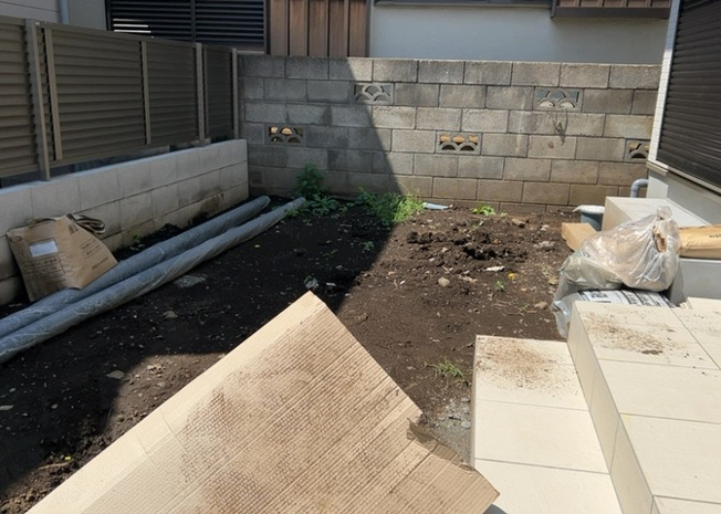 【庭】 | 敷地内には嬉しい南庭が広がっており、お子様の遊び場や家庭菜園、BBQスペースとしても大活躍します。陽当り・通風良好な屋外空間で、ガーデニングなどご家族で過ごすプライベート時間を楽しむことができます。