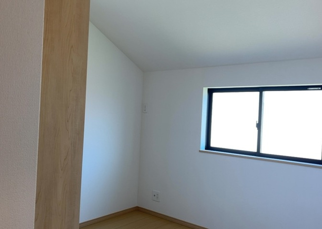 【子供部屋】 | 4.5帖や6.0帖の洋室は、お子様の成長に合わせた子供部屋として最適です。全室2面採光で明るく換気もしやすい環境が整っています。クローゼット完備で学習道具や衣類もしっかり整理整頓できる仕様です。
