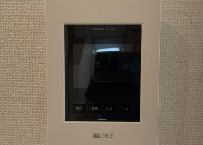 【セキュリティ】 | セキュリティ面も安心のTVモニタ付インターホンを標準装備。室内から訪問者の顔を映像と音声をしっかり確認して対応できるため、お子様のお留守番時や一人で過ごす時間帯も安全に暮らせる嬉しい設備です。