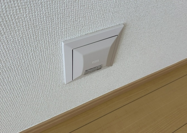 【冷暖房・空調設備】 | 複層ガラスや省エネ基準適合認定を受けた高い断熱性能により、冷暖房の効率をアップさせます。1年を通じて快適な室内温度を保ちやすく、夏の暑さや冬の寒さを和らげて月々の電気代削減にもしっかり貢献します。