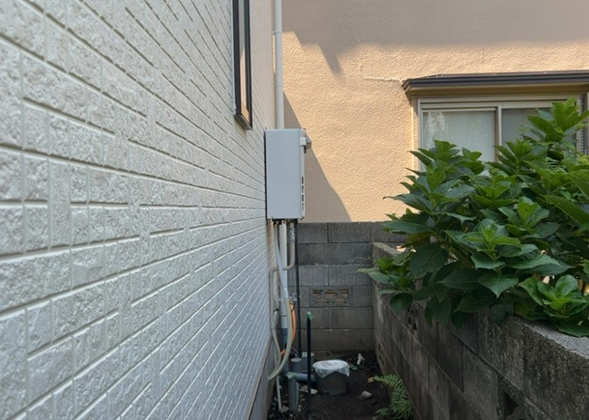 【発電・温水設備】 | 環境に優しく経済的な省エネ給湯器を採用しています。従来の給湯器に比べ少ないガス量でお湯を沸かすことができ、毎月の光熱費軽減につながります。オートバスや追焚機能も付いており便利で快適なお風呂です。