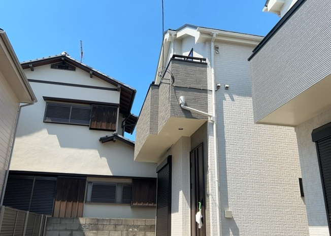 【外観】 | 八王子市散田町2丁目の閑静な住宅街に位置する新築戸建て。第1種低層住居専用地域の良好な環境で、スーパーや小学校が徒歩10分圏内と周辺施設も充実。子育て世代にもぴったりな住環境が整った物件です。