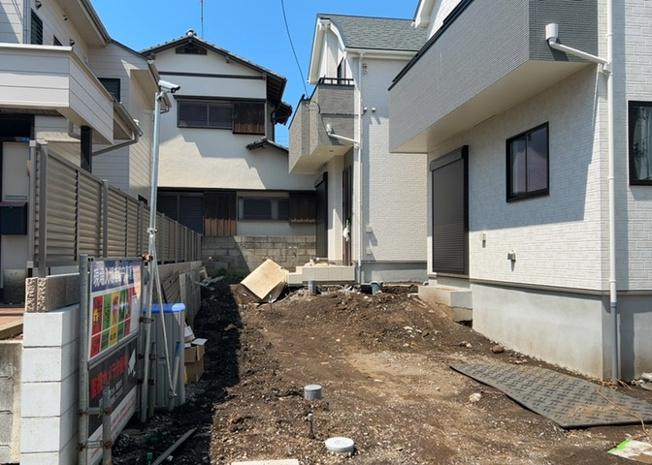 【前面道路含む現地写真】 | 前面道路は東側4.0ｍの公道で、周辺交通量も比較的少なく落ち着いた住環境です。整備された歩道や近隣環境も含め、実際の走行感や静けさをぜひ現地でお確かめください。駐車時の取り回しも確認いただけます。