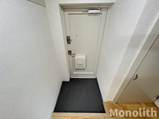 鶴山台24号棟の玄関
