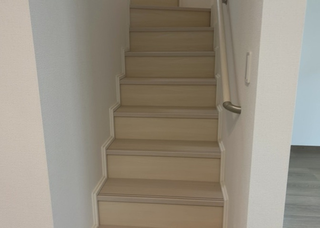 【内装】 | 建物の上下階の通路である階段は、その位置によって動線や室内の印象が大きく左右されます。手摺にも重要な役割があり、転倒の防止・歩行や動作を円滑にして日常生活を支えることを主な目的として設置されています。