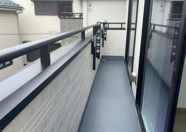 【バルコニー】 | バルコニーは、室外の専用スペースのうち、「屋根がなく開放された空間」であるものを指します。ベランダより広いタイプのものが多く、日当たりもよいため家庭菜園などを楽しみたい人にとって適した環境となります。
