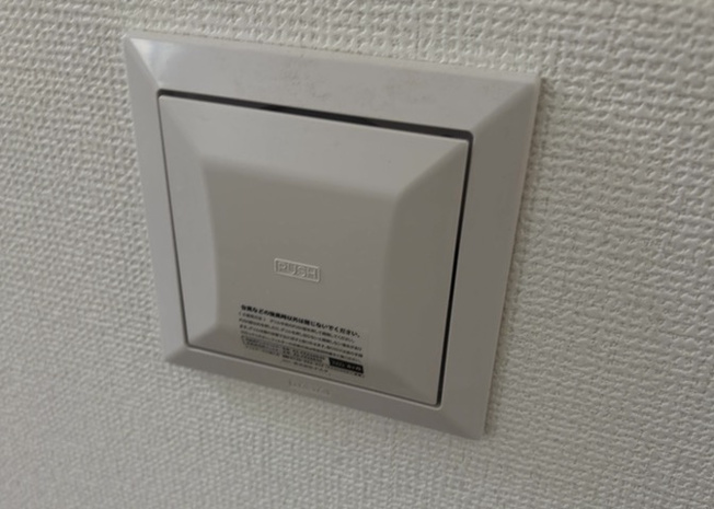 【冷暖房・空調設備】 | 1日中建物内の換気が行われるように設計された仕組みです。気密性の高い住宅は、家に籠った空気でシックハウス症候群になる可能性がありますが、24時間換気システムであれば計画的な換気で対策が可能です。
