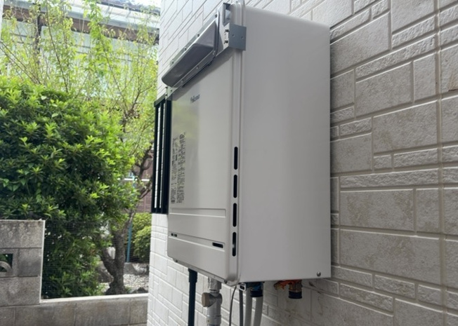 【発電・温水設備】 | 省エネ給湯器とは従来型の給湯器より熱効率が高く、少ない燃料でたくさんのお湯を沸かすことが出来る高効率な給湯器のことを指します。また、省エネ給湯器には種類があり、利便性や効果なども様々です。