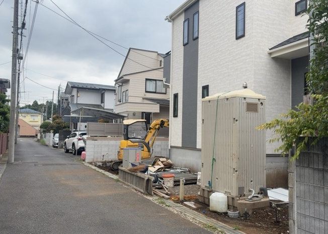 【前面道路含む現地写真】 | お持ちの車種によっては前面道路が広い方が便利でしょう。しかし、前面道路が広ければその分交通量が多くなるため、騒音などが気になる場合があります。実際に現地を見学し、周辺交通量や騒音などを確認しましょう！