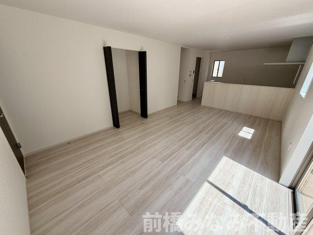 【新築】前橋市北代田町1期　１号棟(全３棟)　アーバンスタイル　新築建売分譲の居間・リビング|こちらの居間で趣味の時間をお楽しみください