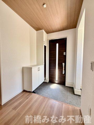 【新築】前橋市北代田町1期　３号棟(全３棟)　アーバンスタイル　新築建売分譲の玄関|収納もある玄関です